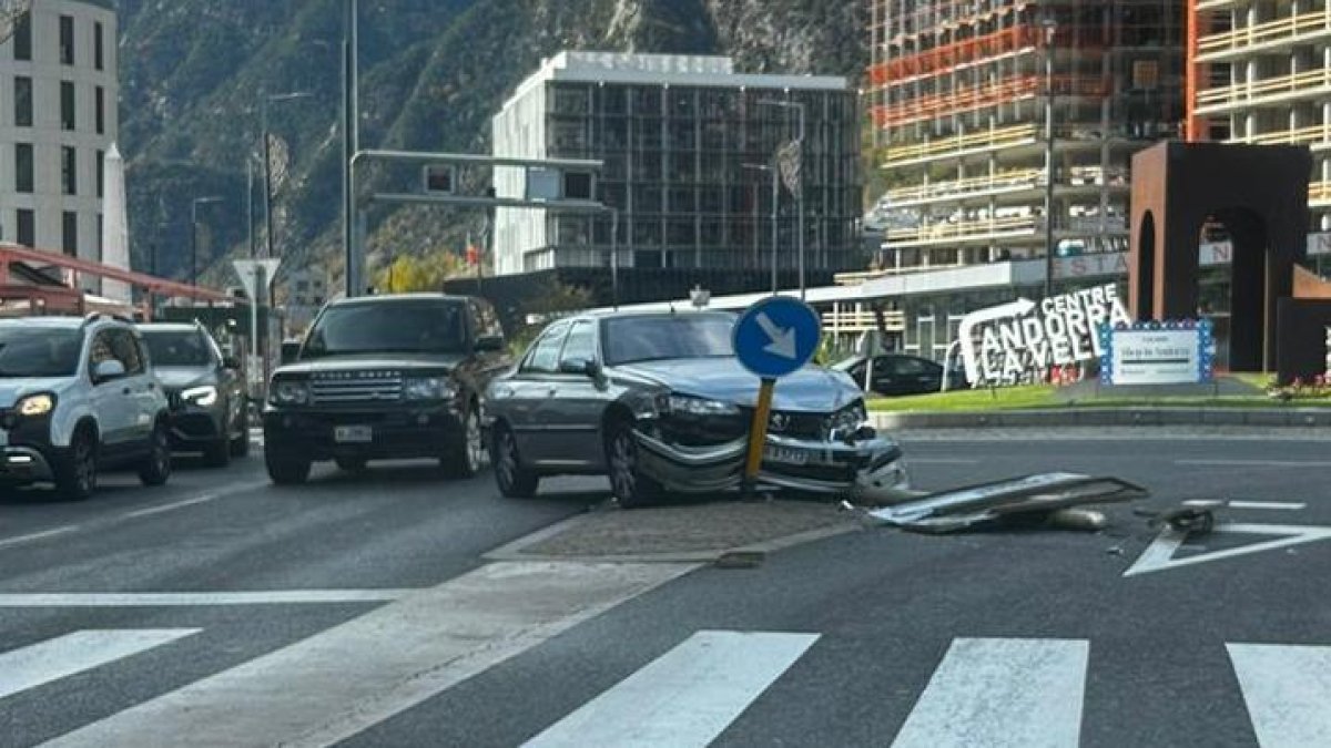 Accident entre dos vehicles davant de l’estació d’autobusos