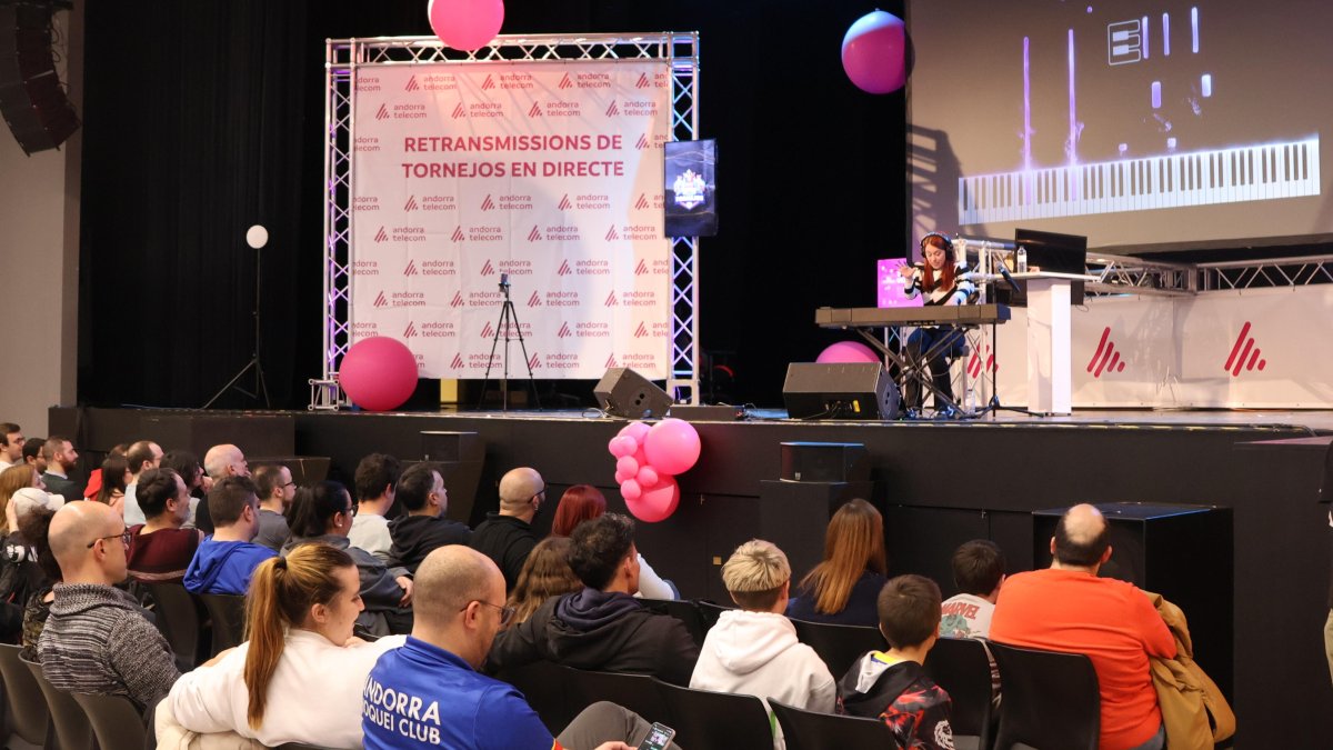 La pianista i streamer, ELESKY, al Saló del Videojoc.