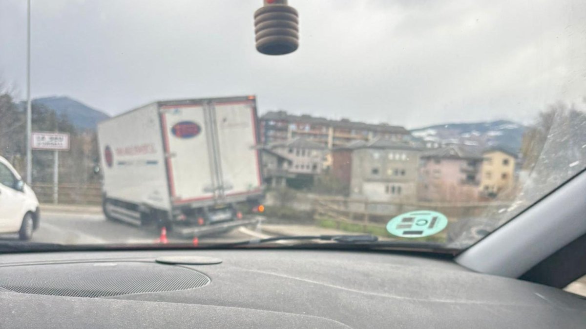El camió que ha perdut la roda a la rotonda d'entrada a la Seu.