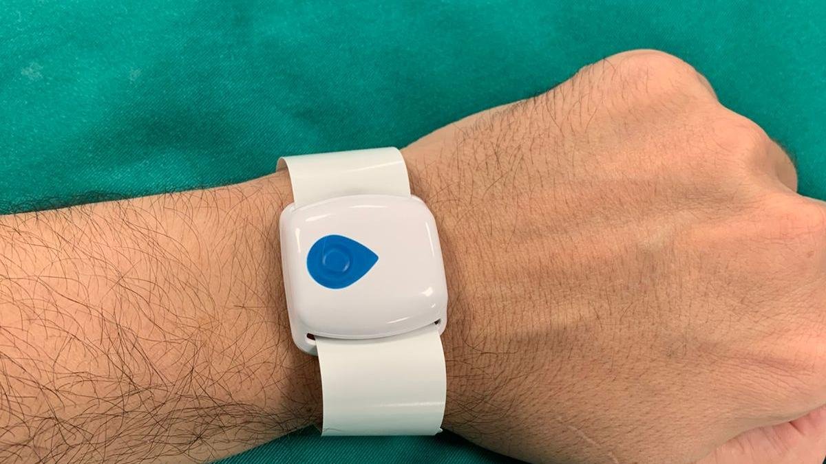 Les polseres incorporen tecnologia Bluetooth per fer un seguiment del pacient a través de diversos sensors.
