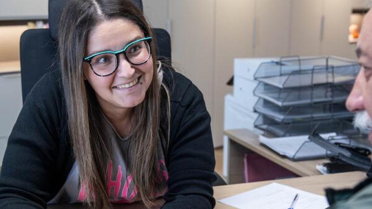 Una treballadora de Tràmits mostra el funcionament de la nova app a un ciutadà.