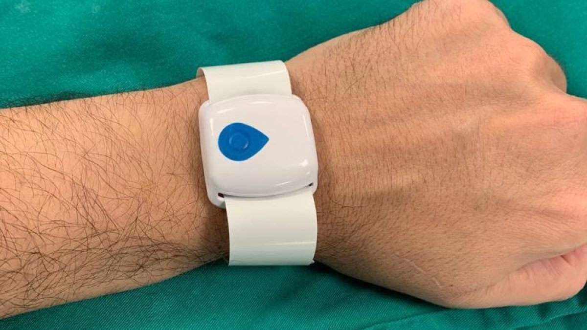 La polsera amb la qual es podrà monitoritzar el pacient i transmetre-ho en temps real als familiars.