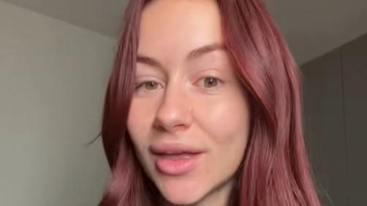 Una influencer denuncia que una família li ha robat la vaixella de la cafeteria