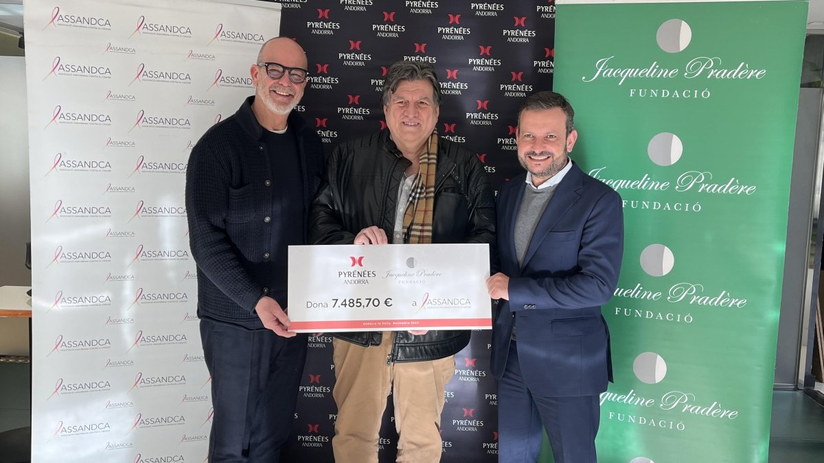 L'entrega del xec solidari per part de la Fundació Jacqueline Pradère i Grup Pyrenées a Assandca.