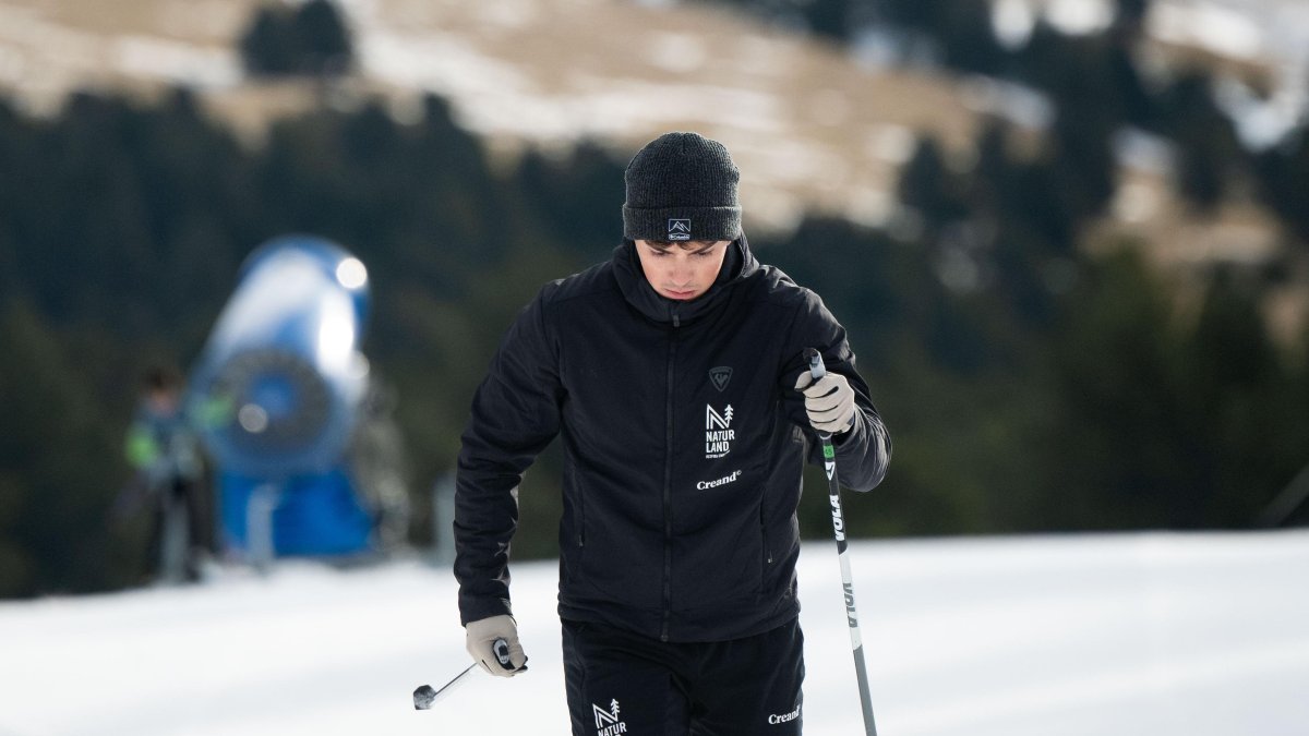 Un esquiador a Naturland.