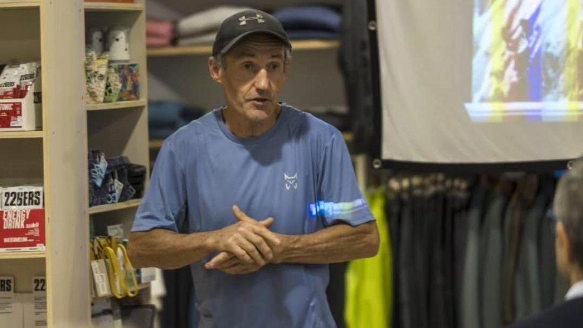 L'alpinista Mikel Zabalza durant una conferència.