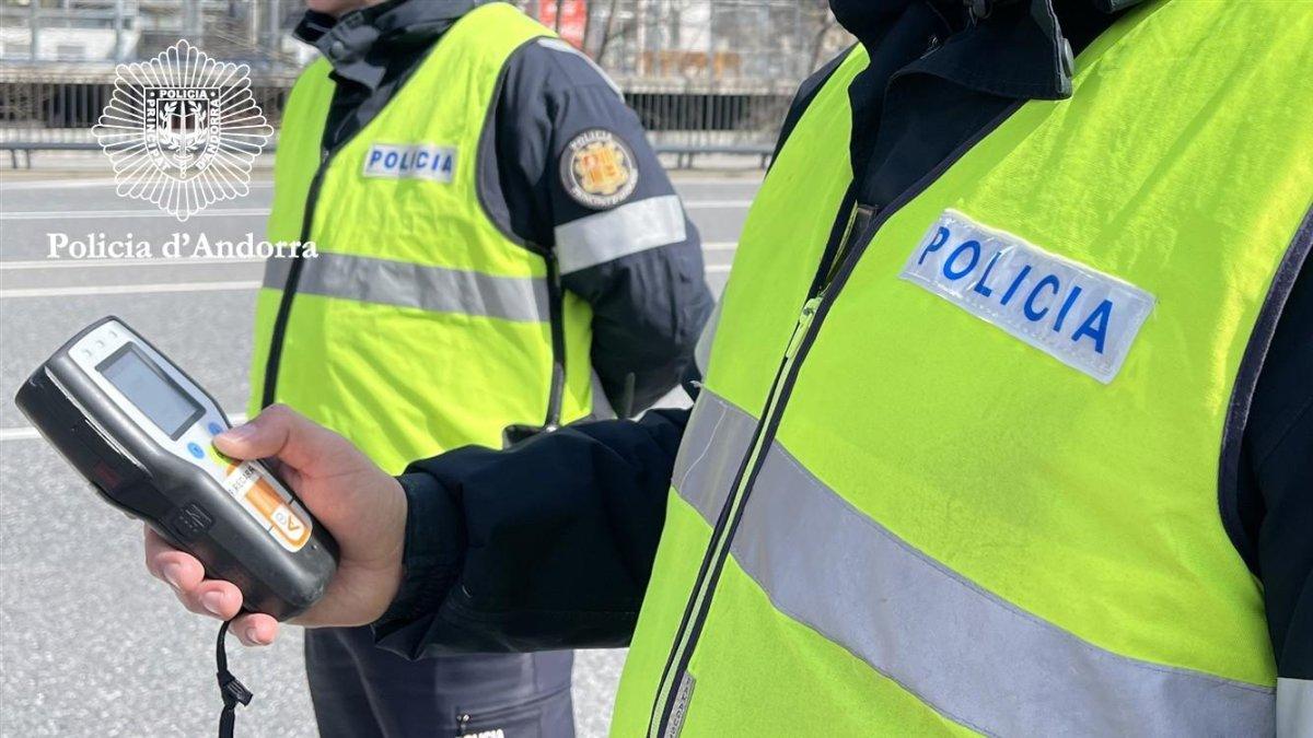 Uns agents durant un control d'alcoholèmia.