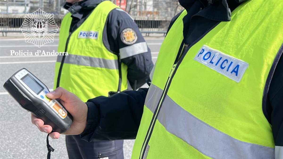 Uns agents durant un control d'alcoholèmia.