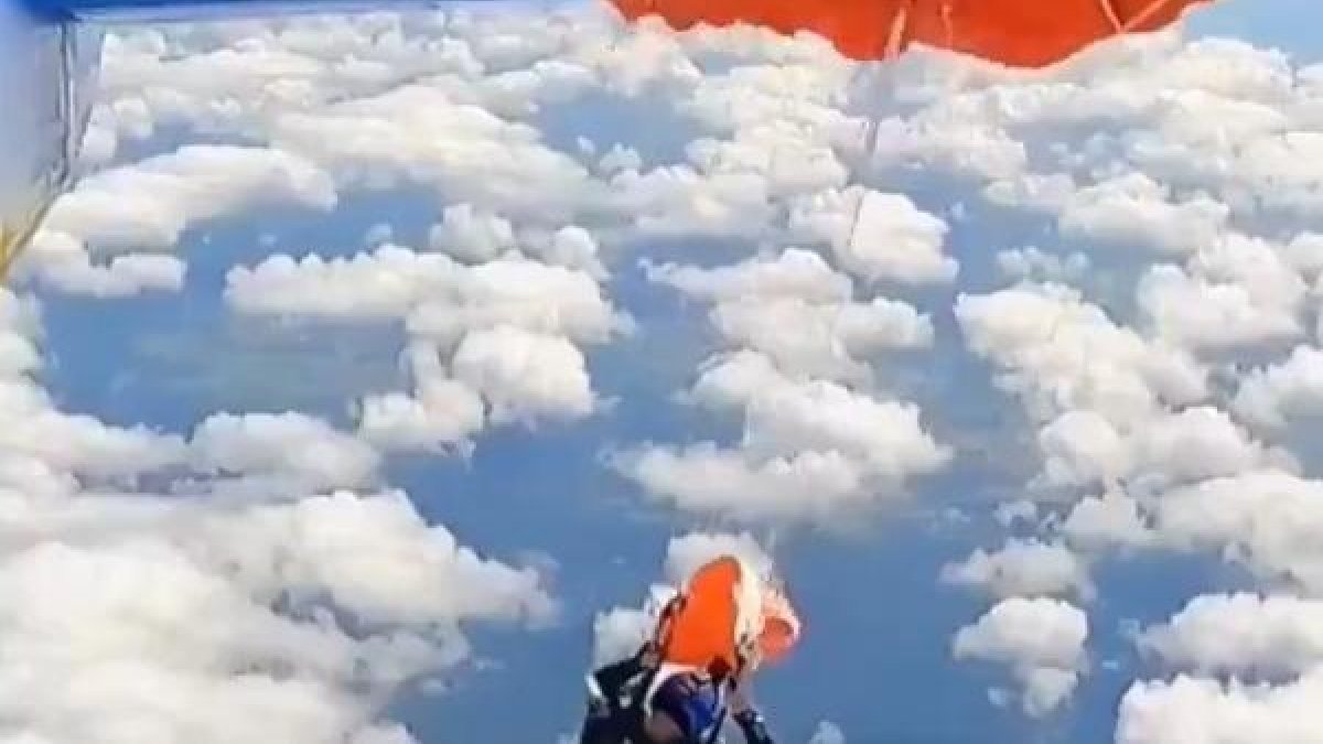 Un paracaigudista queda penjat de la cua d'un avió.