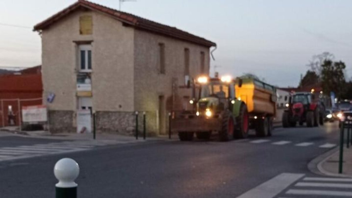 Els manifestants amb tractor a Tarascó.