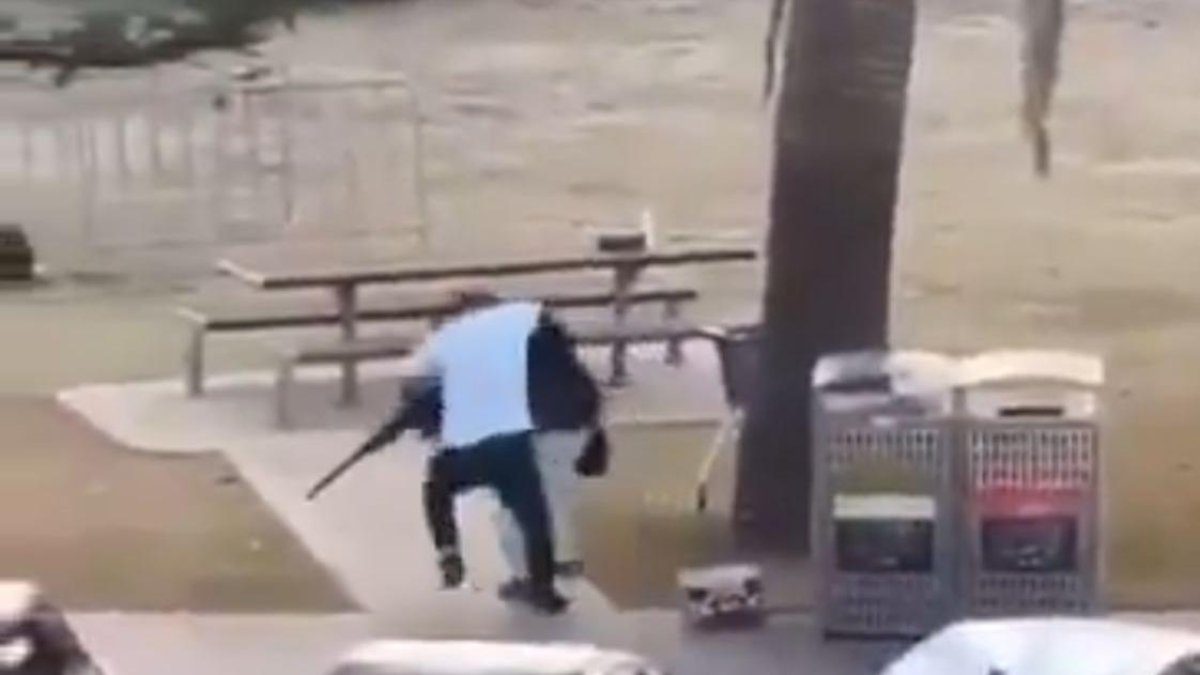 Un ciutadà desarma un dels autors de l’atac terrorista a la platja de Bondi, a Sydney