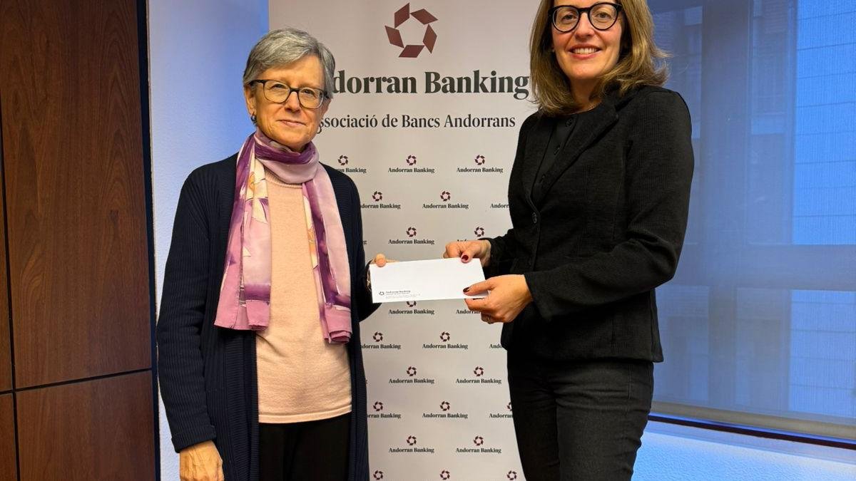 La presidenta de Càritas Andorrana, Anna Maria Villas, la directora general d’Andorran Banking, Esther Puigcercós.