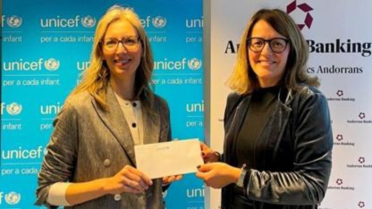 : a l’esquerra Miriam Moreno, Vice Presidenta d’UNICEF, i a la dreta Esther Puigcercós, Directora General d’Andorran Banking.