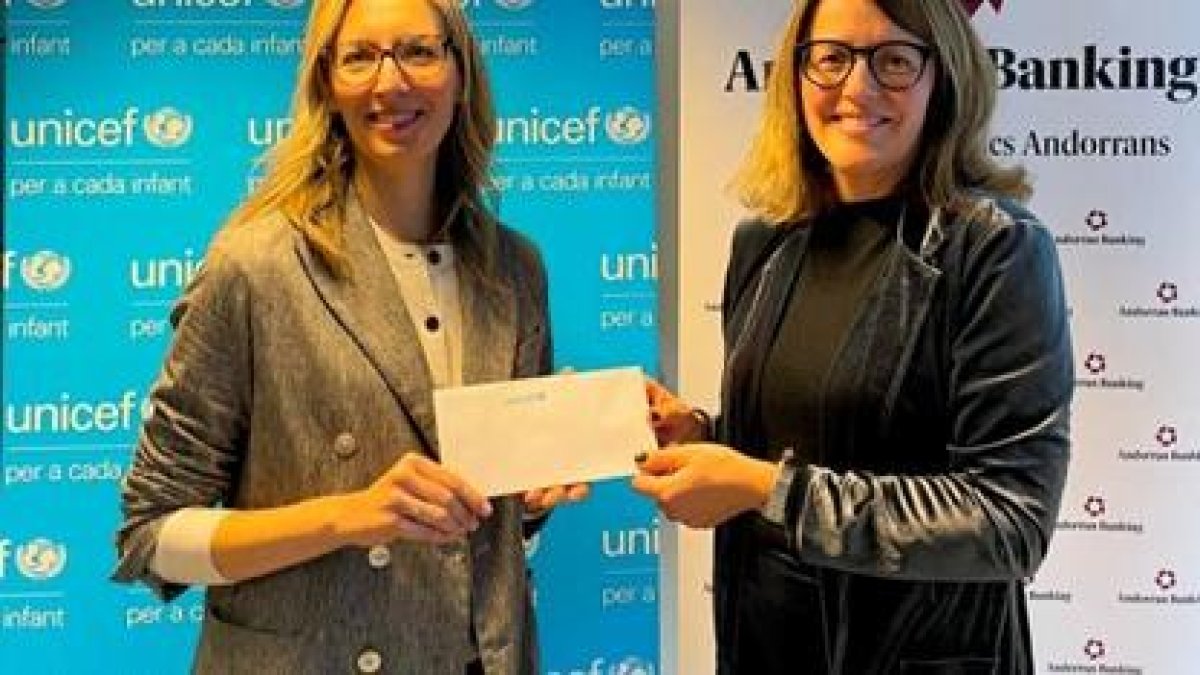 : a l’esquerra Miriam Moreno, Vice Presidenta d’UNICEF, i a la dreta Esther Puigcercós, Directora General d’Andorran Banking.