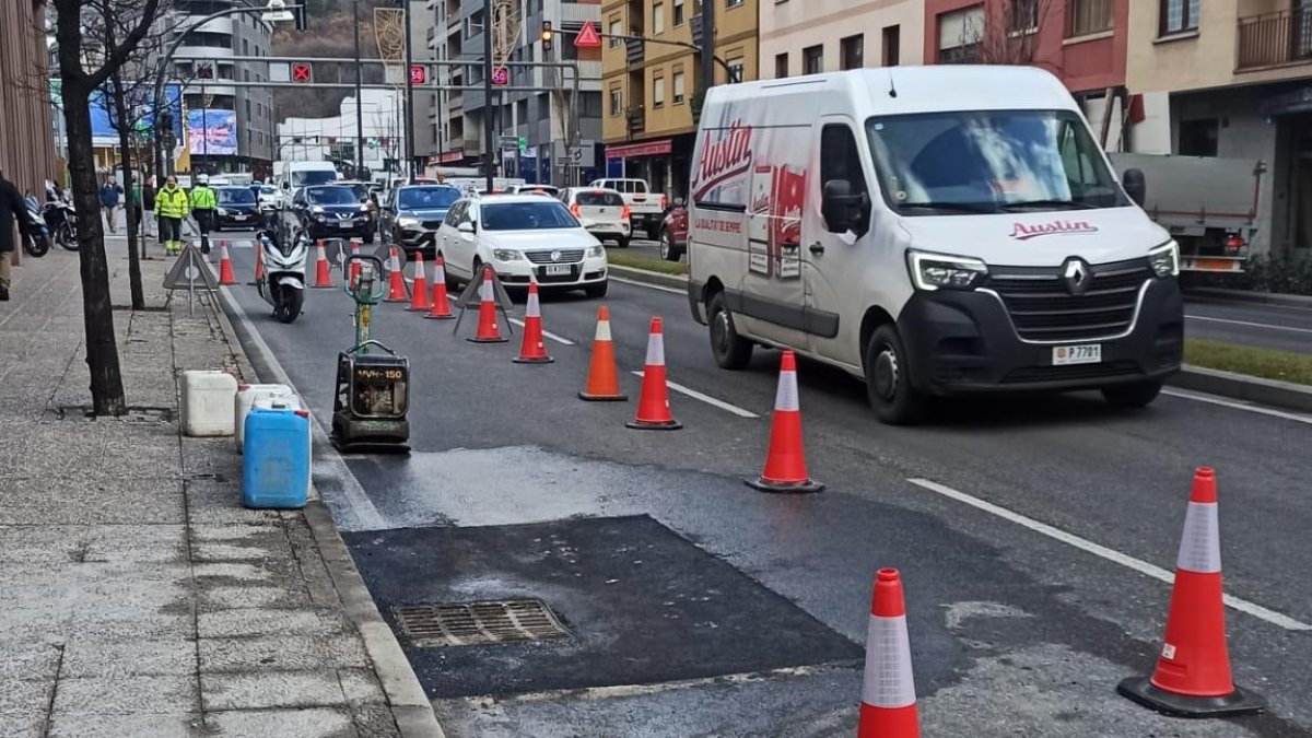 El carril tallat per obres en una claveguera a l'avinguda Tarragona.