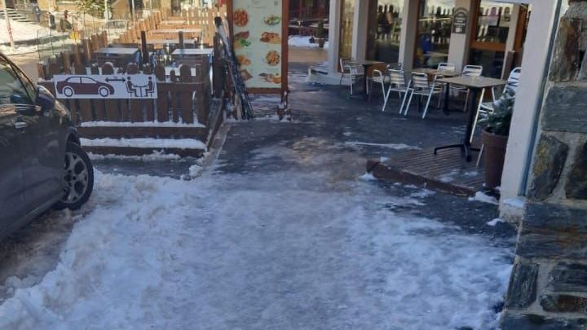 La neu i el gel a l'avinguda d'Encamp del Pas de la Casa aquest matí.