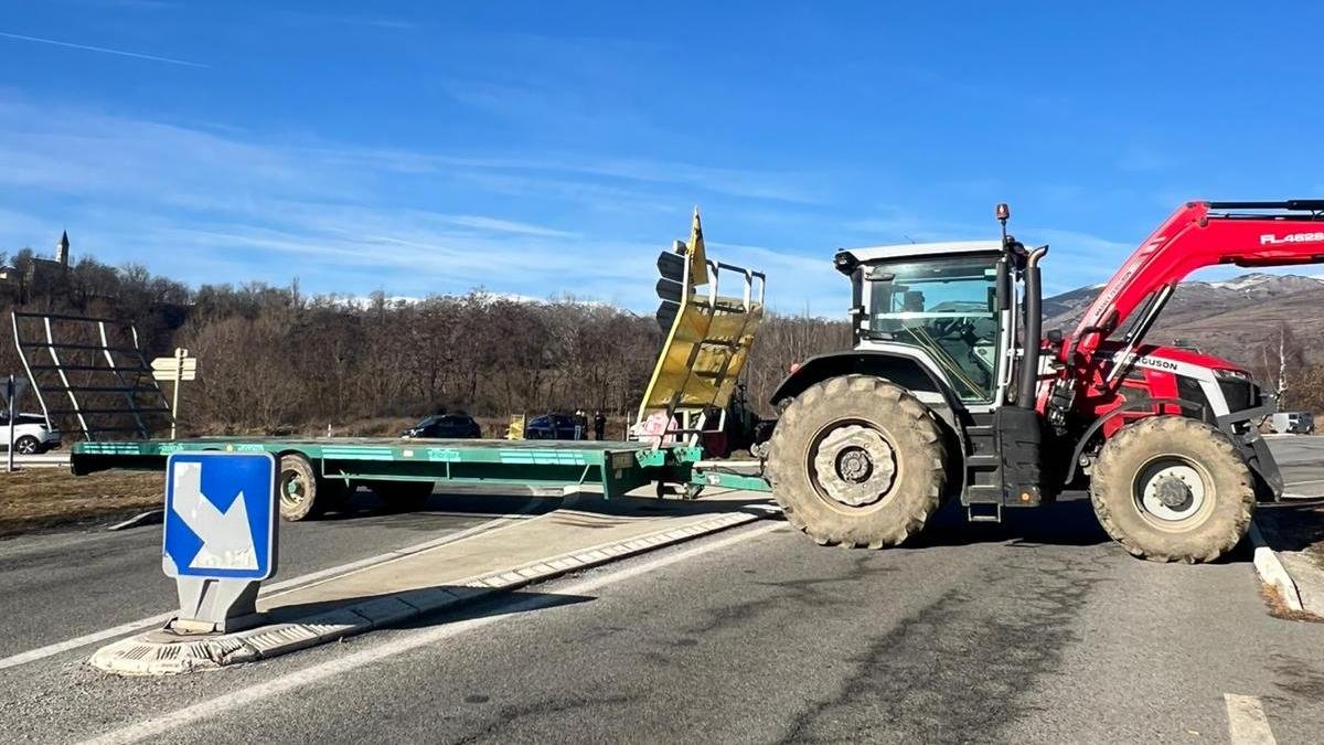 Un dels tractors tallant la carretera a Ur.