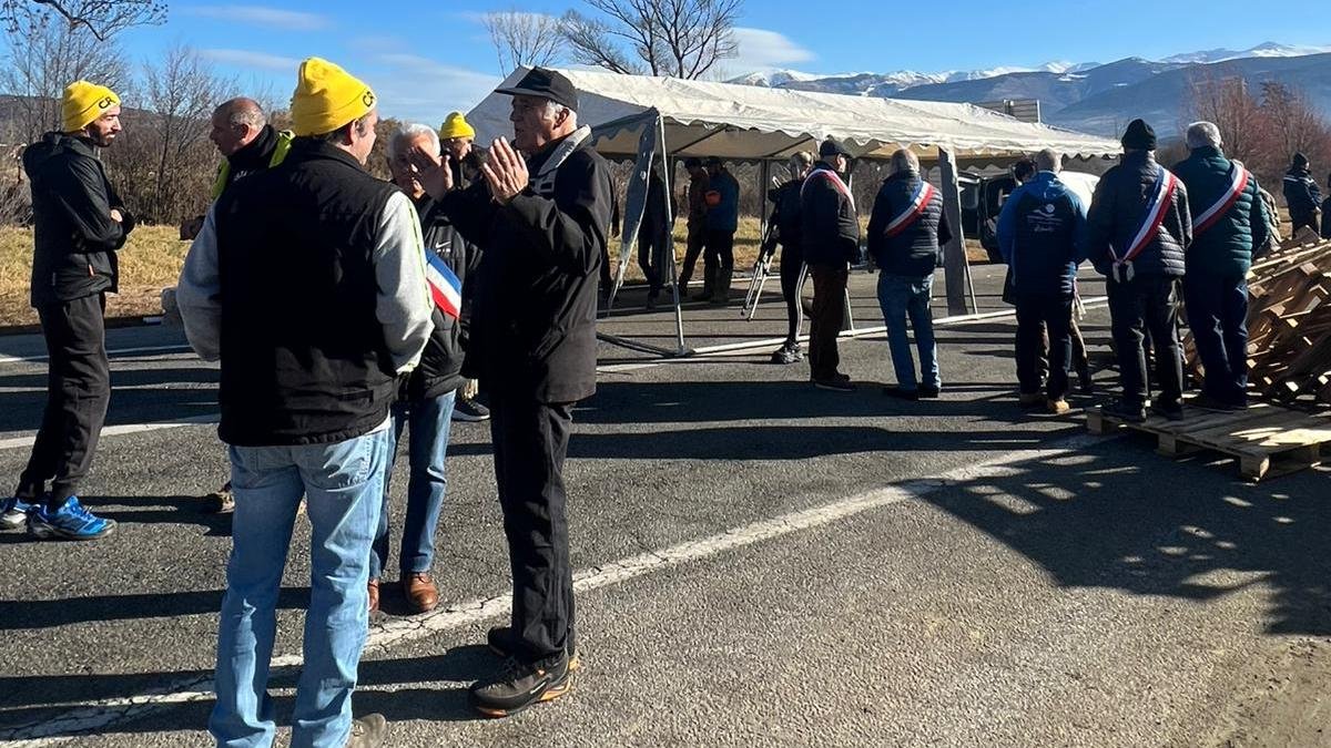 Els pagesos tallant el pas a Ur.