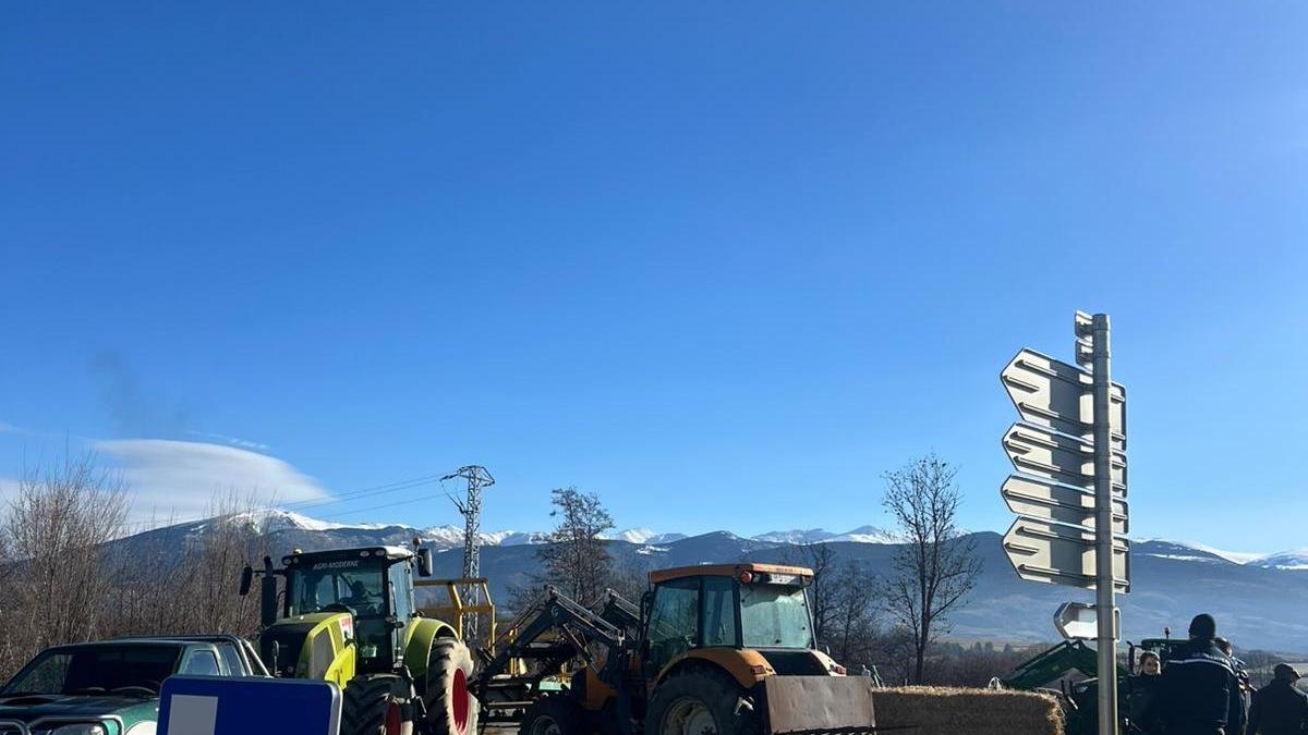 Tractors barrant el pas als cotxes ahir, a Ur.