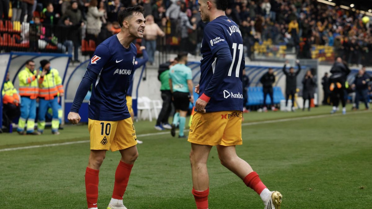 Álvaro Martín i Lautaro celebren el gol de la victòria.