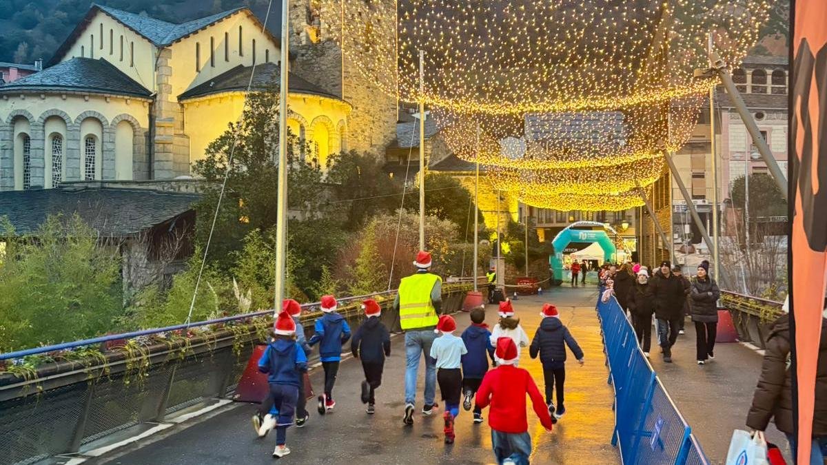 La plaça del Poble acull per primer cop la Cursa del Petit Santa Claus d’Andorra la Vella.