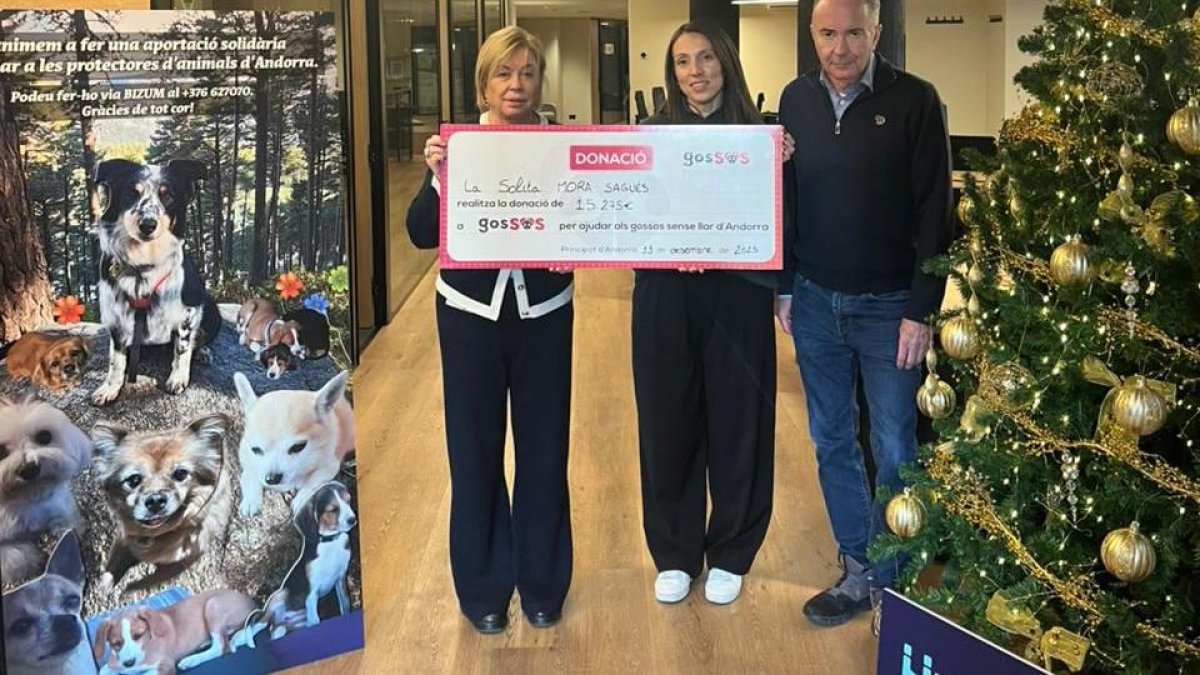 Solita Mora amb Turi Mora i Audrey Montel, presidenta de GosSOS, en el moment del lliurament de la donació.