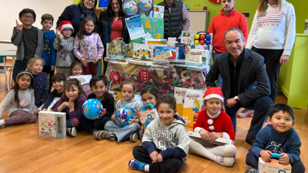 Els infants de la parròquia de Canillo rebent les joguines per Nada, junt amb el cònsol major.