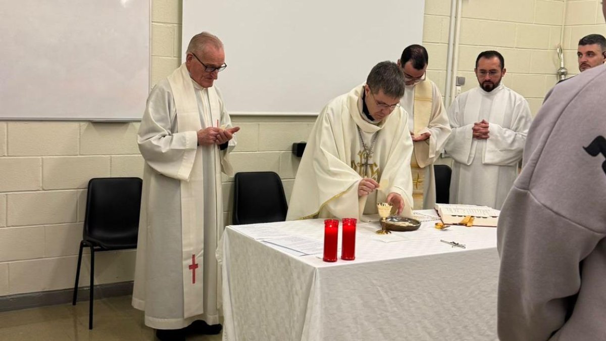 Josep Lluís-Serrano, preparant-se per donar la missa a la presó de la Comella.