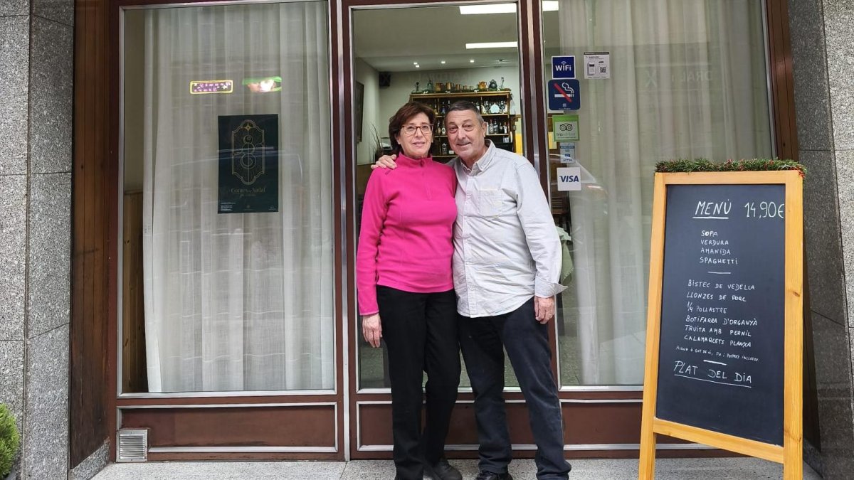 Joan Font i Maite Noguera a la porta de l’establiment de Doctor Mitjavila.