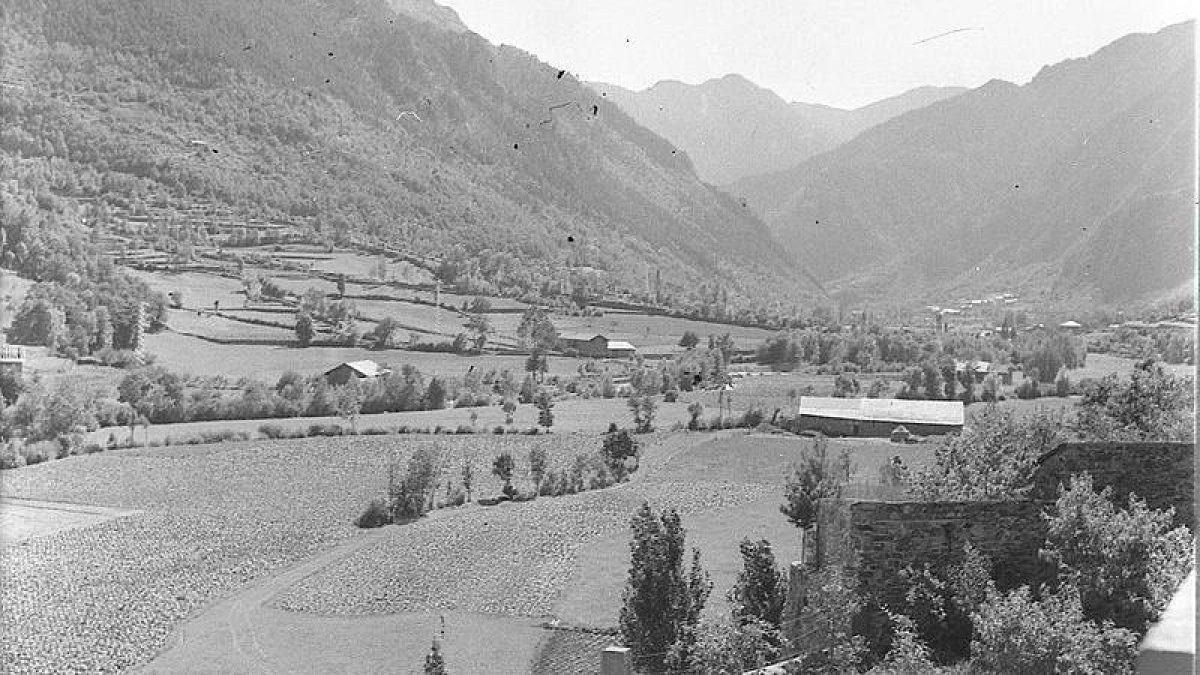 Prats de dall d’Andorra la Vella a la ribera del riu Valira. Dates estimades: 1940-1971.