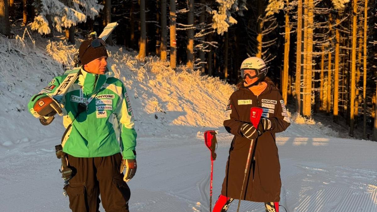 El tècnic Josh Alayrach i Carla Mijares.