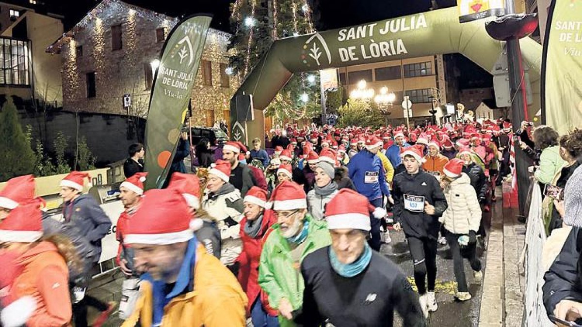 Sortida de la cursa absoluta a la plaça de la Germandat.