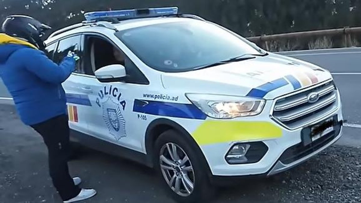 Youtubers amb patinet elèctric.