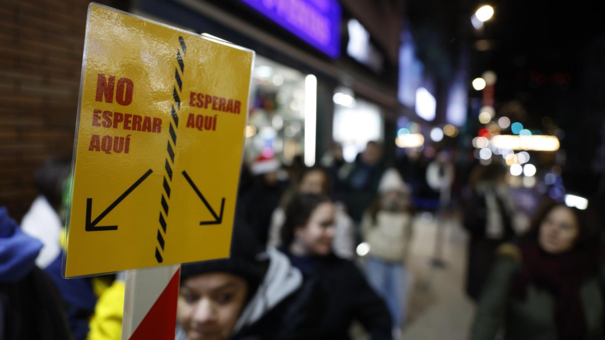 Cartells per regular les aglomeracions davant la creperia de la Rotonda.