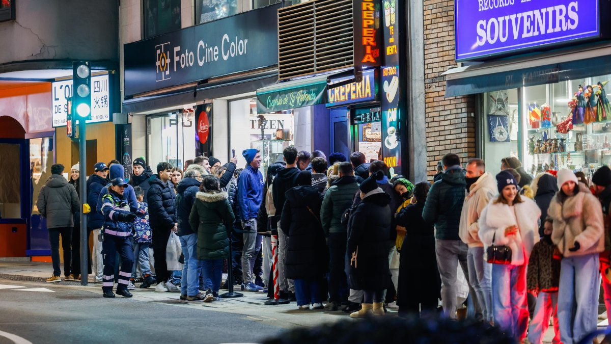 Cues de clients esperant per fer-se amb una crep a l’establiment de la Rotonda.