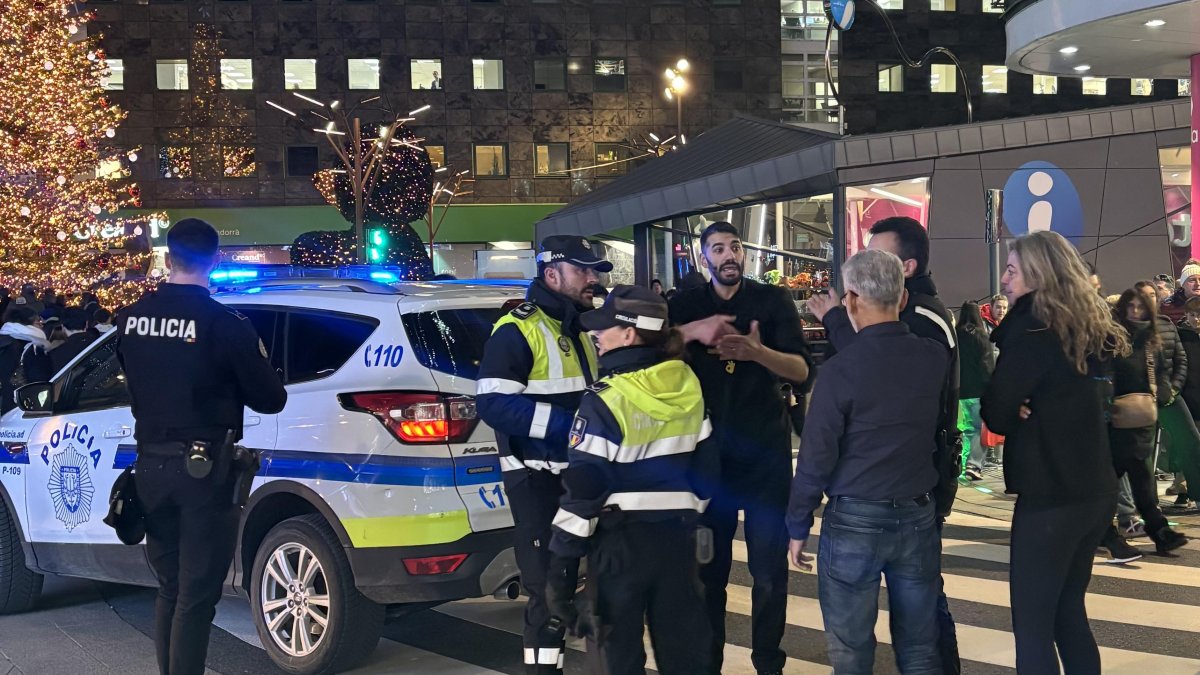 El creper discutint amb el propietari del comerç veí.