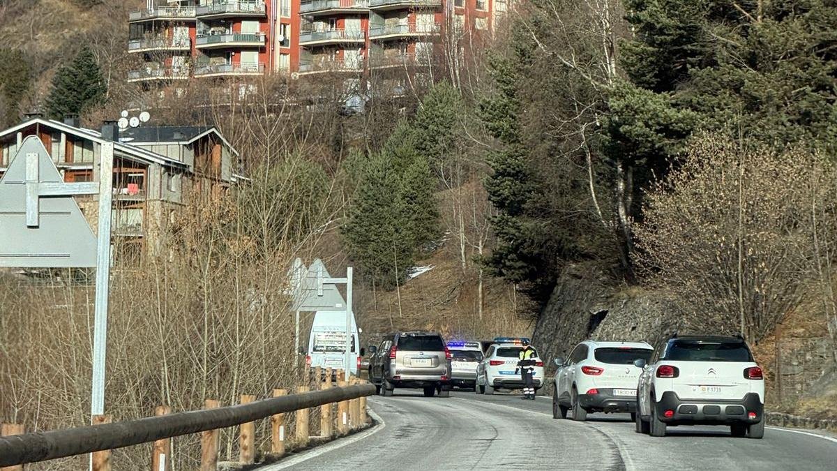 Un agent de circulació en el lloc on s'ha produït el sinistre