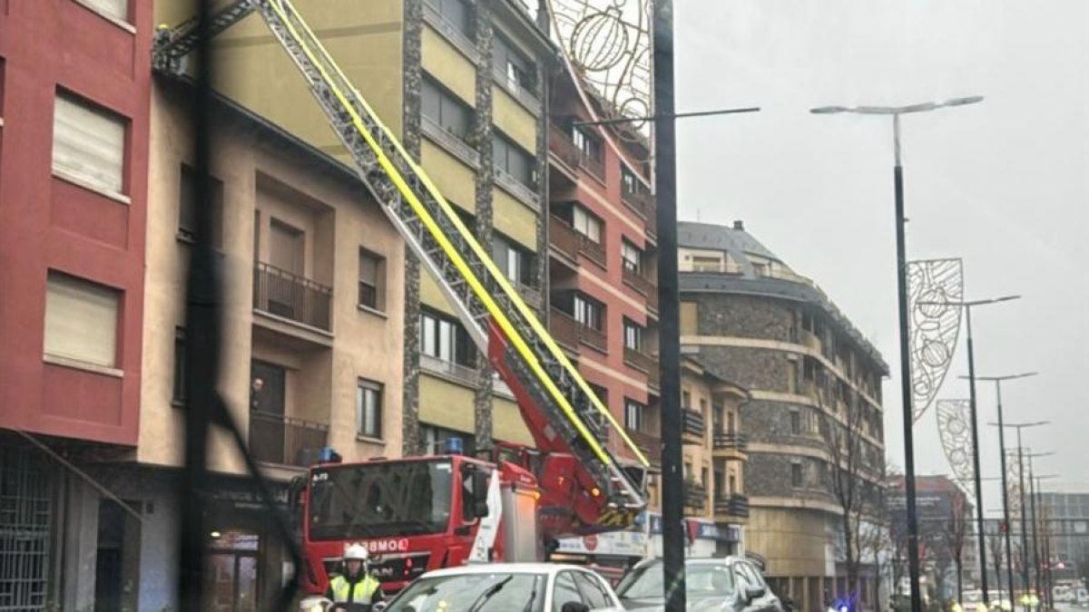 Els bombers intervenen per assegurar el llosat d'un edifici a l’avinguda Tarragona.