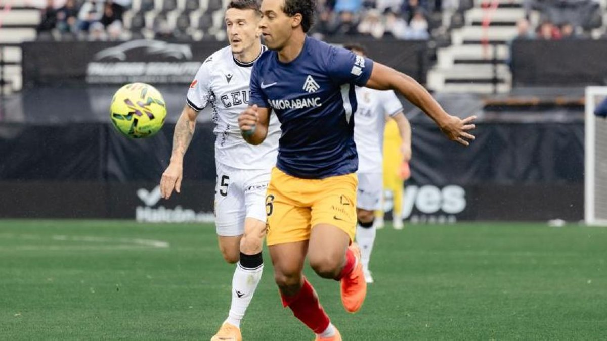 El jugador de l'FC Andorra, Jastin García, en una acció del partit