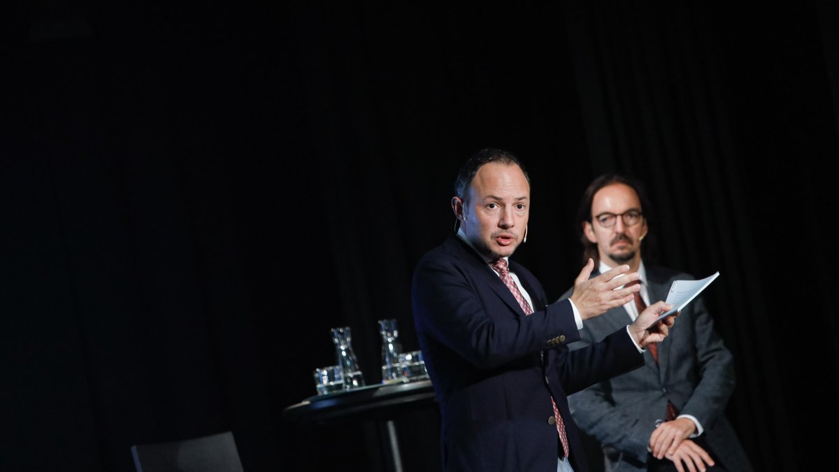 Espot i Riba en una reunió de poble per explicar l’acord amb Europa.