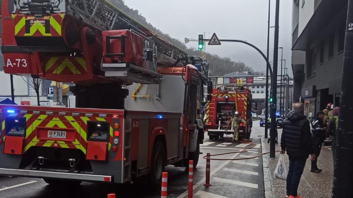 Els bombers desplegats a l'avinguda Tarragona.