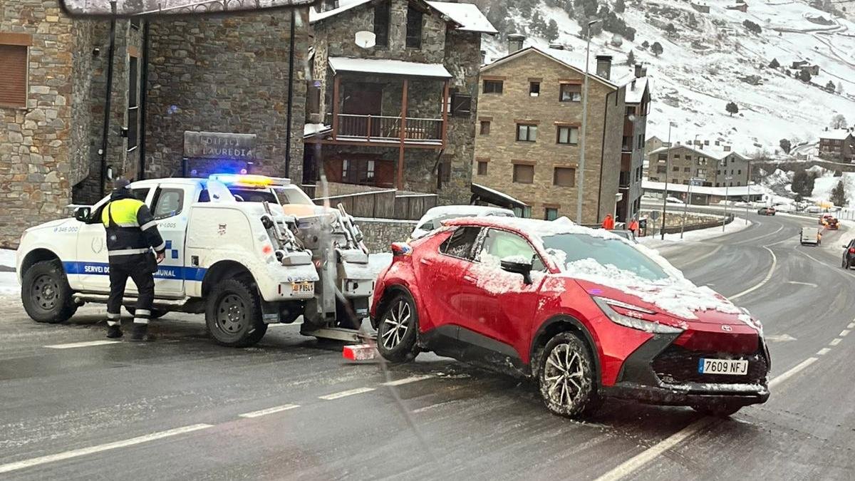 Els serveis de circulació retirant el vehicle accidentat a Incles .