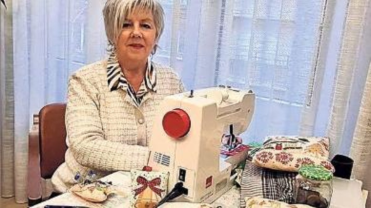 Francina Pons amb la màquina de cosir.
