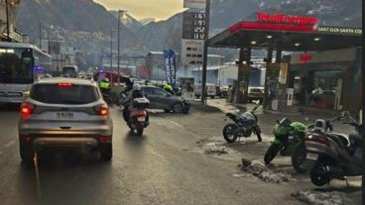 Accident entre una moto i un cotxe a l'avinguda Santa Coloma d'Andorra la Vella