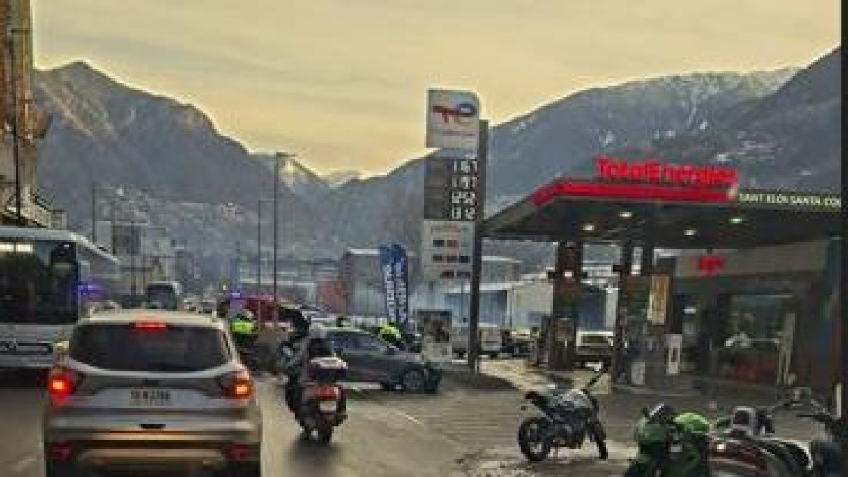 Accident entre una moto i un cotxe a l'avinguda Santa Coloma d'Andorra la Vella