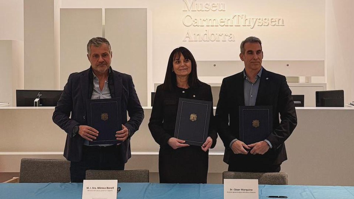 La ministra de Cultura, Mònica Bonell; el director general adjunt d’Andorra Telecom, Cèsar Marquina; i el conservador general de la Col·lecció Carmen Thyssen-Bornemisza, Guillermo Cervera.