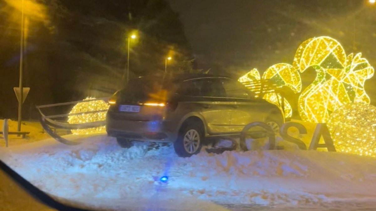 Un vehicle s'enfila a la rotonda de l'Aldosa de Canillo.
