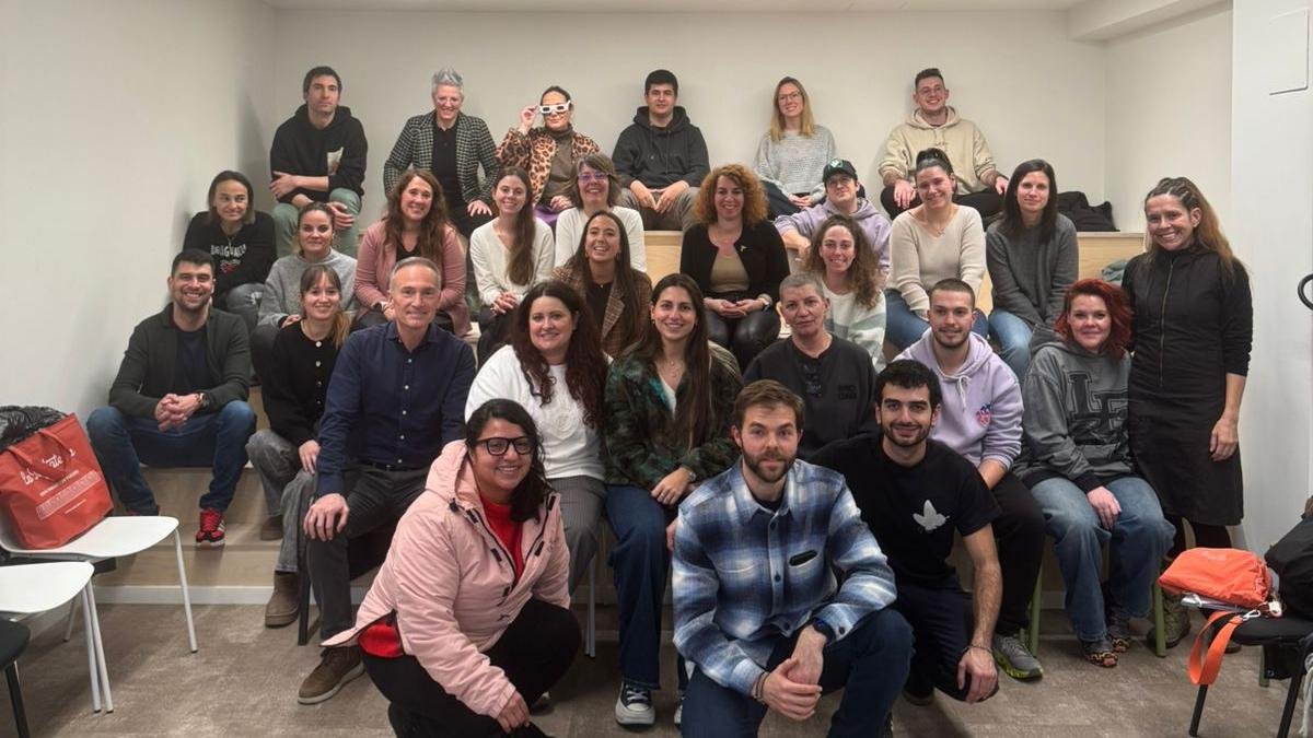 Diversos dels professionals durant la formació.