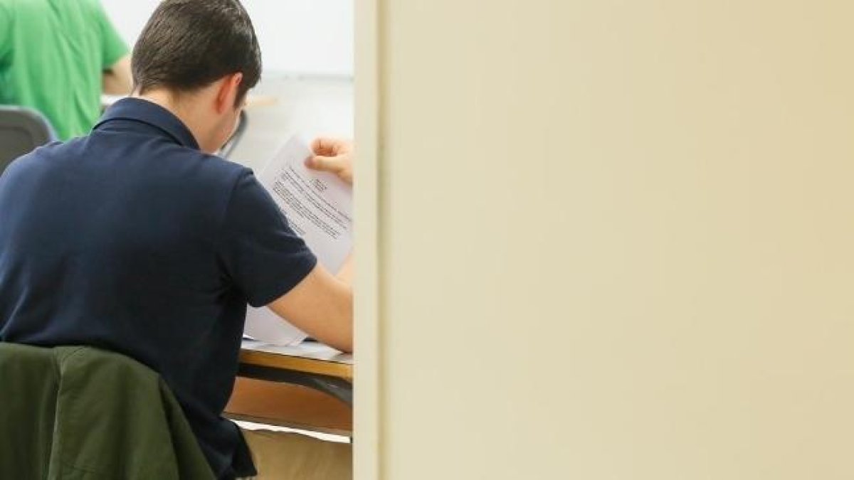 Un estudiant de batxillerat a una escola d'Andorra.