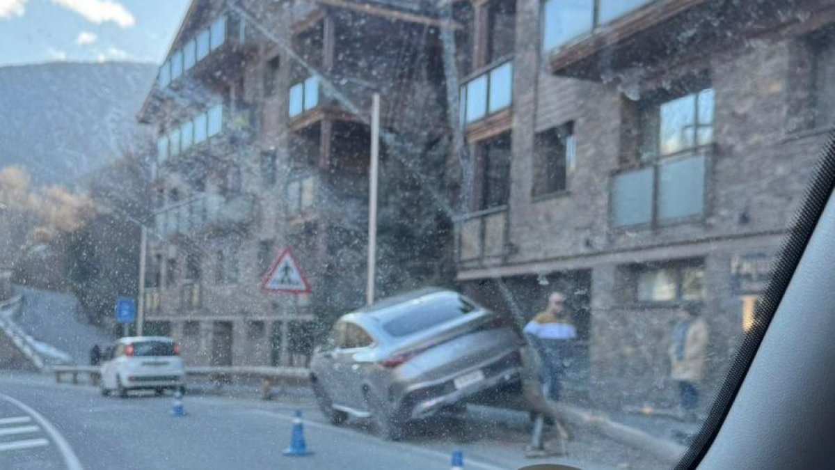 El vehicle s'ha enfilat a la fusta que delimita la vorera a la sortida d'Ordino
